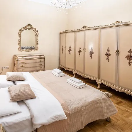 3 Bedrooms Royal Italian Style In An Austrian Building, Parking, Balcony Lviv Exterior photo