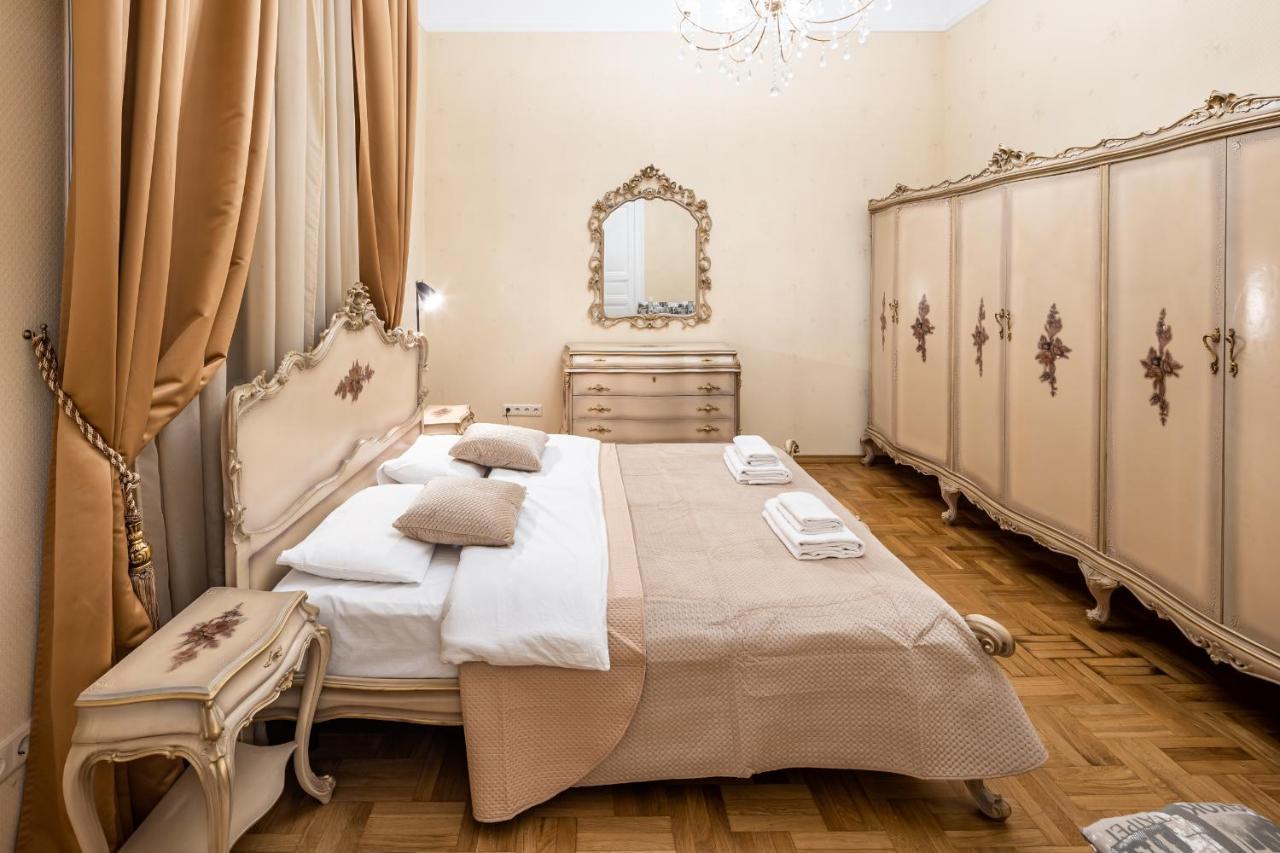 3 Bedrooms Royal Italian Style In An Austrian Building, Parking, Balcony Apartment Lviv